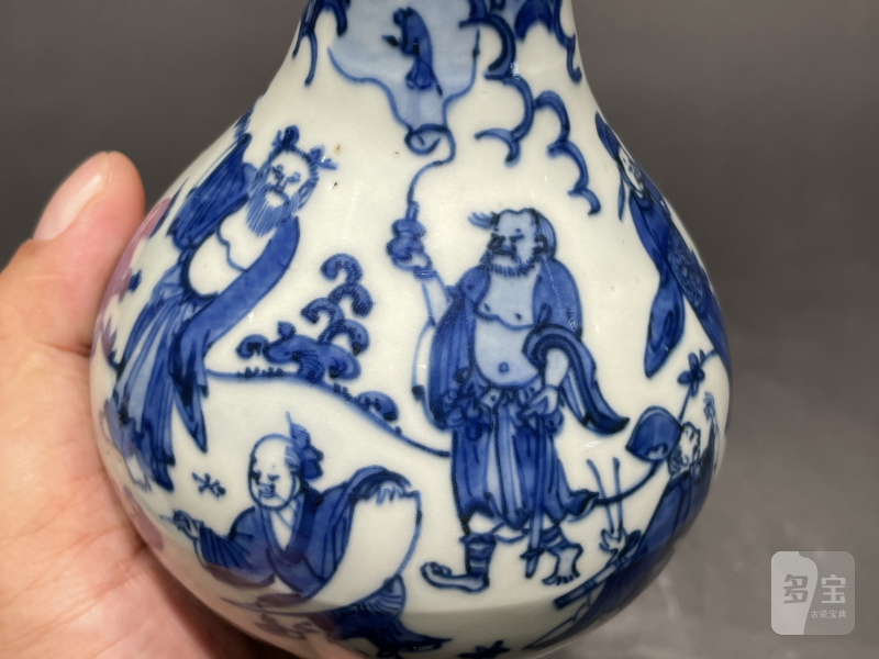 明万历 青花八仙人物纹盘口瓶 - 图7